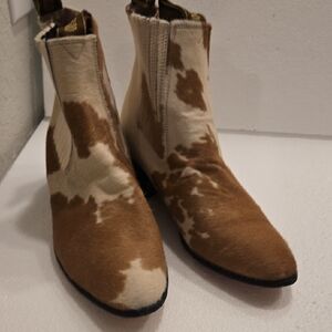Brown and White Patterned Ankle Botines.